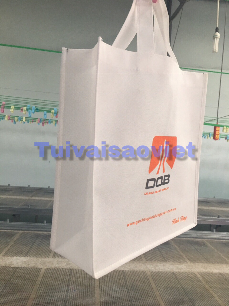 Túi canvas theo yêu cầu thể hiện cá tính riêng biệt với thiết kế độc đáo, thu hút ánh nhìn